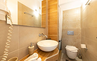 Salle de bain moderne dans l'appartement